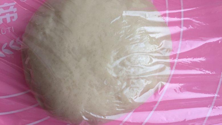 蛋黄酥,揉好后的面团盖保鲜膜醒30分钟以上