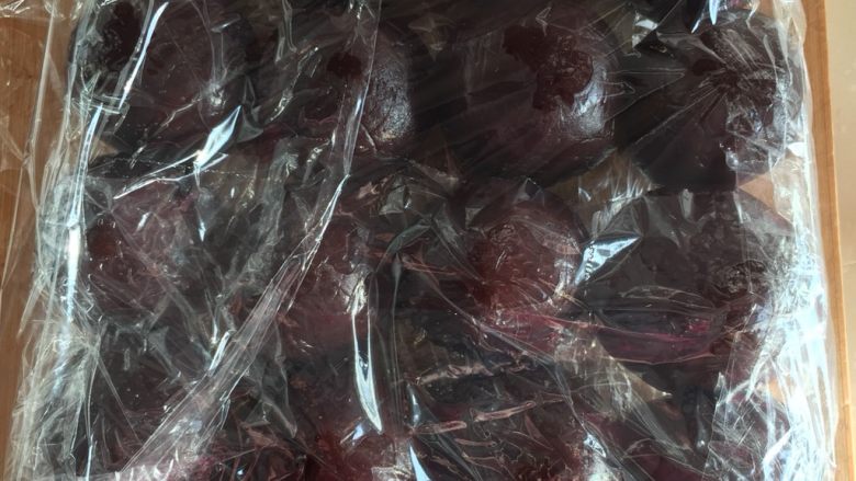蛋黄酥,全部包好后盖保鲜膜放置一边备用