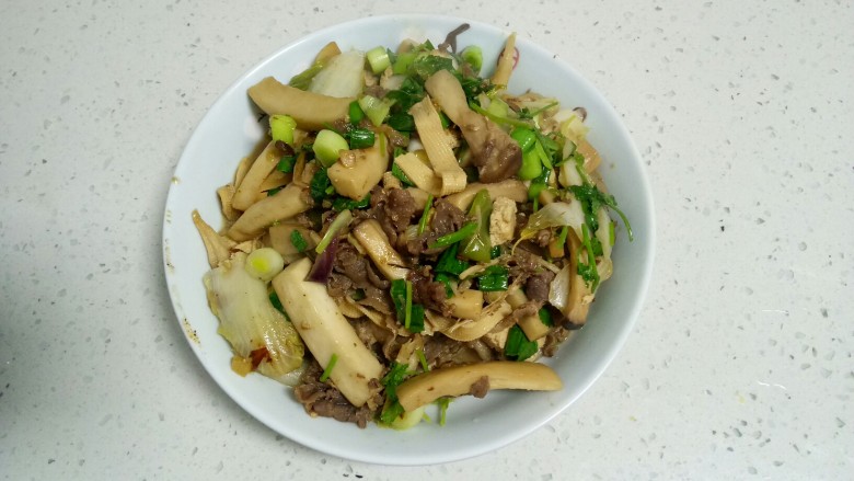 羊肉卷炒双菇,搅拌均匀,盛入盘中。