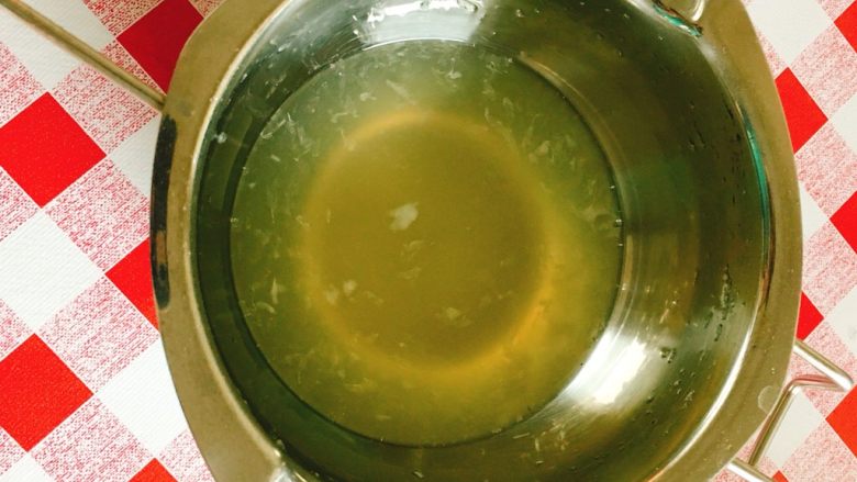 🍋柠檬磅蛋糕🍋,准备刷表面的糖浆
水加细砂糖放入融化碗中,加热至沸腾,等待5秒左右,立即关火
加入柠檬汁和君度酒
搅拌均匀,晾凉即可。