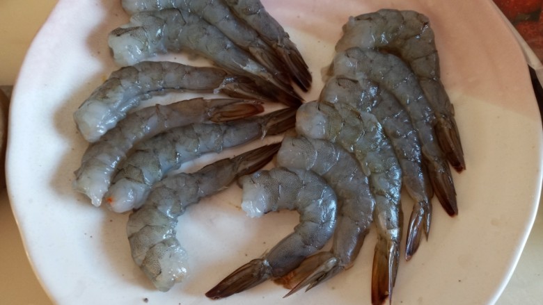 甜芥末水果炸虾,去掉虾头虾壳,沙线,留虾尾