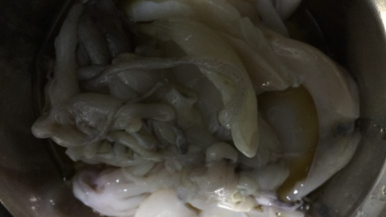 三杯目鱼仔,手撕去黑膜,去眼睛内的墨汁,全部清洗干净后,吸掉水分,再加盐和<a style='color:red;display:inline-block;' href='/shicai/ 718'>料酒</a>腌制半小时。
腌制好的目鱼仔,在沸水中汆烫不超过30秒后,迅速捞出冲凉备用。