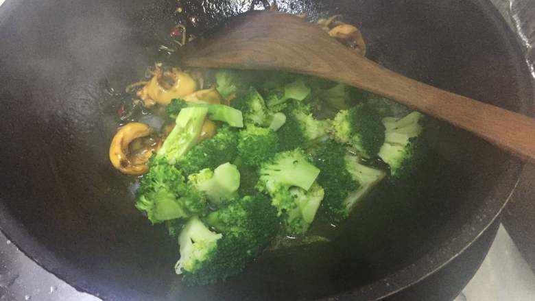 三杯目鱼仔,西兰花可以倒入锅中,略翻入入味。