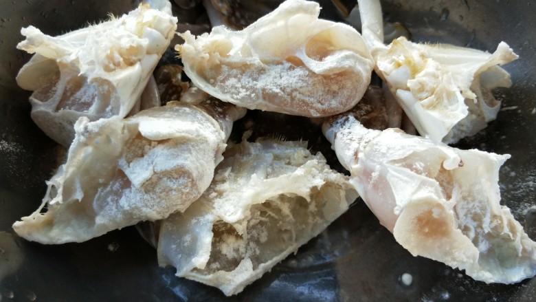 吮指回味无穷的辣酱海蟹,取出蟹身,在切面沾少许淀粉。