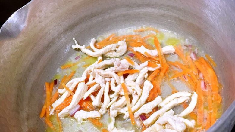 😍【西兰花鸡丝粥】10m+,加入鸡肉丝翻炒;