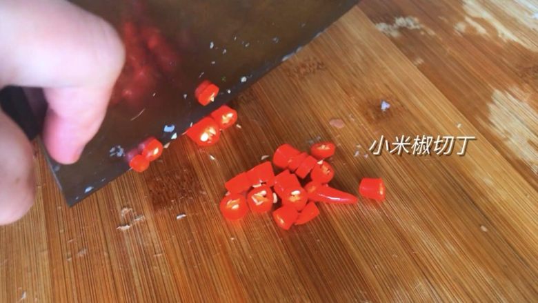 芹菜炒肉丝
,<a style='color:red;display:inline-block;' href='/shicai/ 82'>小米椒</a>切丁