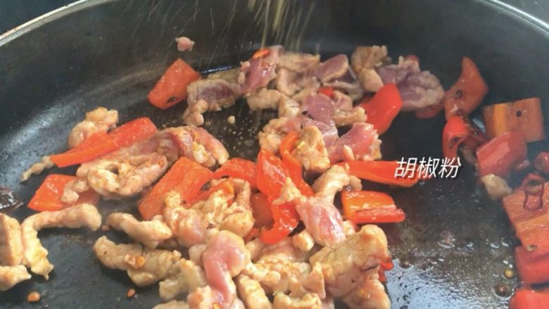 芹菜炒肉丝
,再放<a style='color:red;display:inline-block;' href='/shicai/ 720'>胡椒粉</a>,翻炒均匀