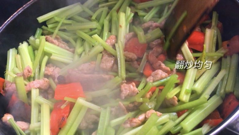 芹菜炒肉丝
,翻炒均匀