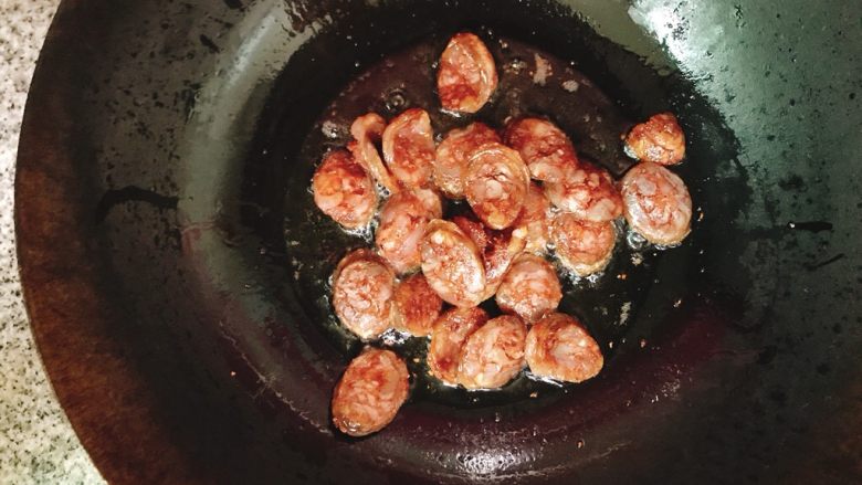 腊肠包菜小炒,小火煎熟