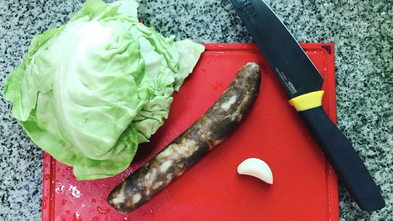 腊肠包菜小炒,准备好食材