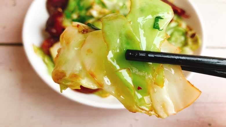 腊肠包菜小炒,一片包菜一片香肠,一起入嘴!😜