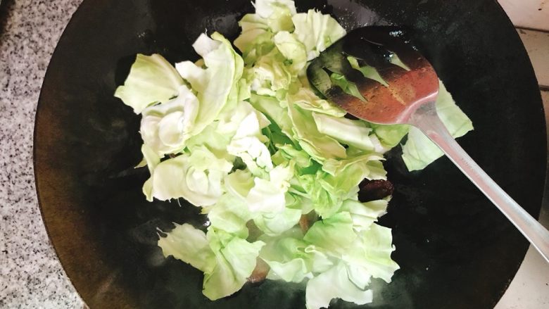 腊肠包菜小炒,再加入叶子部分,转大火翻炒断生即可出锅!如果途中觉得锅中有点干,可以适当加点清水翻炒!