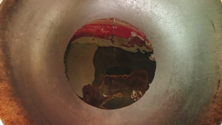 腊肠包菜小炒,锅里放适量食用油