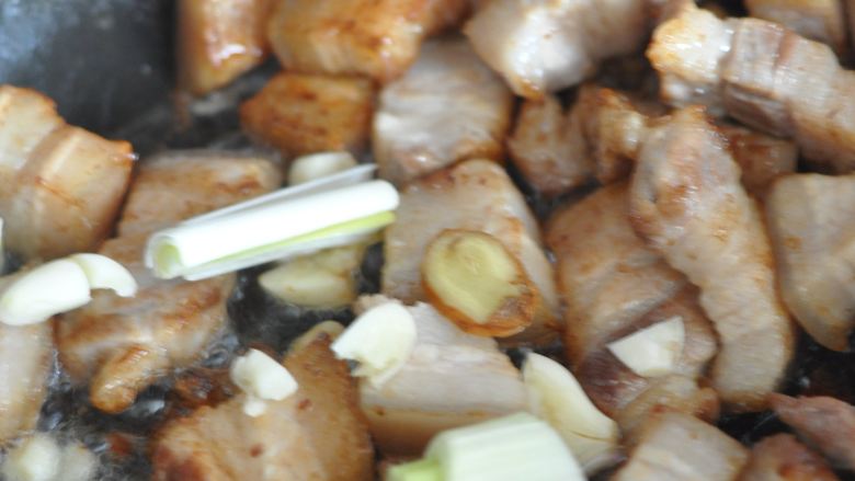 椰子烧五花肉,再放入五花肉翻炒，同时放入<a style='color:red;display:inline-block;' href='/shicai/ 3250'>葱</a>、姜、蒜、<a style='color:red;display:inline-block;' href='/shicai/ 741'>香叶</a>。