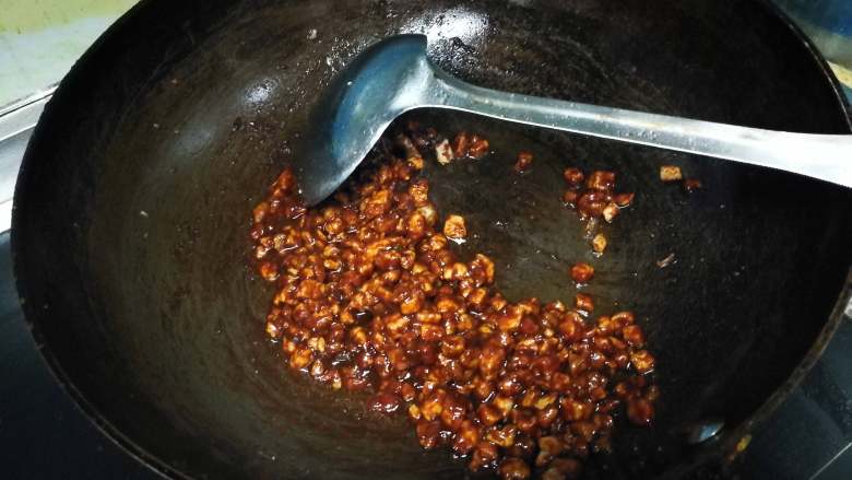 超简单版家常炸酱面,加入甜面酱翻炒,可以加入少量的水以防糊锅。