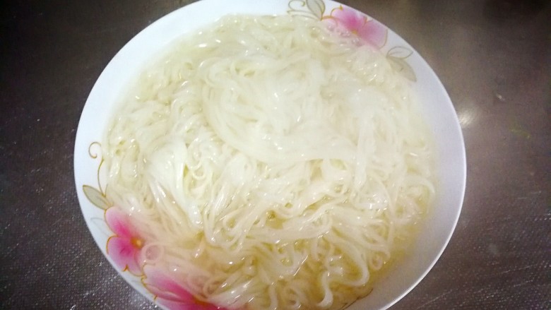 超简单版家常炸酱面,面条煮好盛出,先舀一勺清汤。