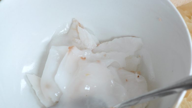 椰子烧五花肉,将椰肉也用勺子挖出来。