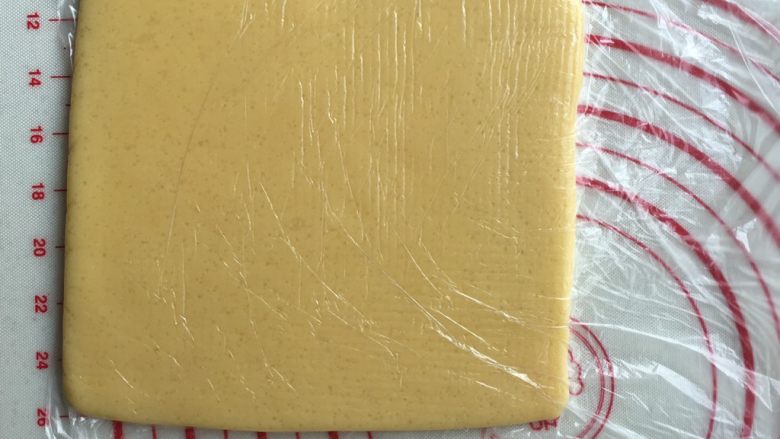 酥面包,入保鲜袋擀成正方形大片,略厚些