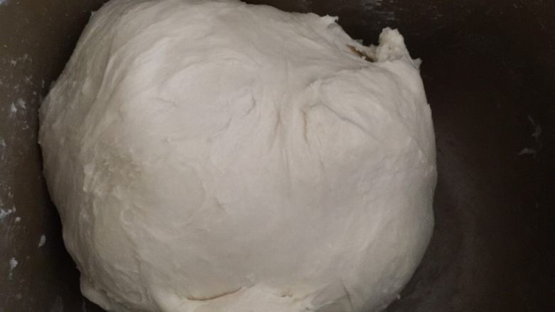 酥面包,把发好的中种面团加入主面团材料一起揉出薄膜,我用面包机揉了45分,出手套膜