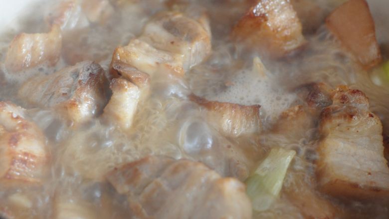 椰子烧五花肉,将肉移到铸铁锅中,加入水。