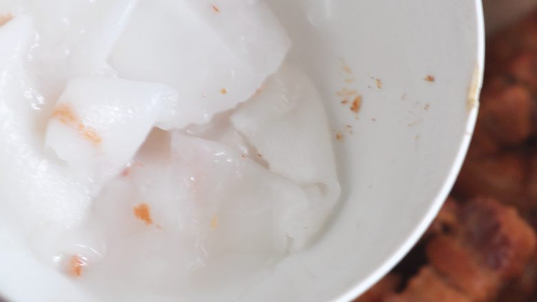 椰子烧五花肉,收汁后,加入椰肉,翻拌几下就可以出锅了。