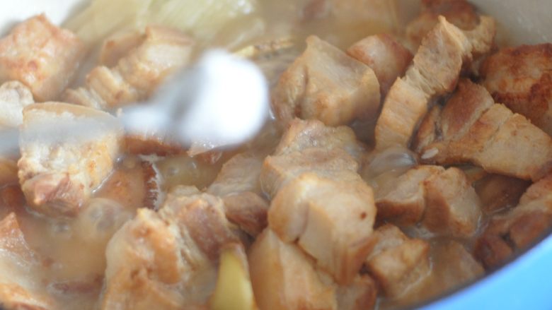 椰子烧五花肉,汤汁不多时,加入盐。