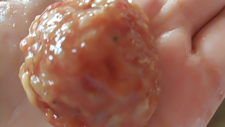 儿时回忆~牛肉糯米丸(二种吃法),洗干净的手上抹点油,挖一小勺牛肉糯米混合物搓圆,说明一下,如果感觉比较松散,加一点面粉拌在糯米牛肉沫的混合物里面,不要加多了,可以成型就可以了