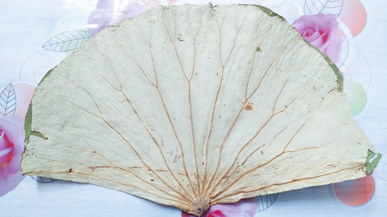 香芋蒸排骨,准备好一片干<a style='color:red;display:inline-block;' href='/shicai/ 3165'>荷叶</a>!