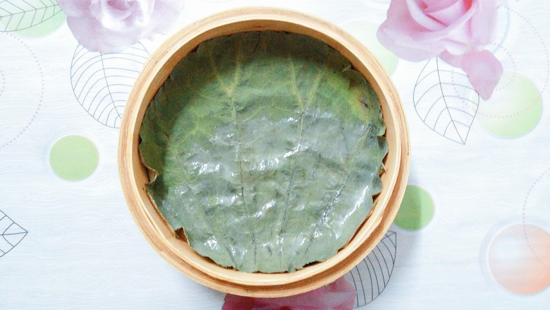 香芋蒸排骨,把浸泡好的荷叶洗干净,放入竹蒸笼里!