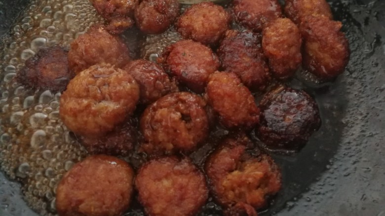 儿时回忆~牛肉糯米丸(二种吃法),锅烧热,把酱汁倒入锅里烧开后倒入丸子,翻炒几下