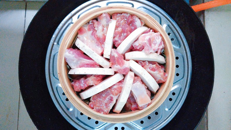 香芋蒸排骨,再把香芋排骨放在蒸隔上!