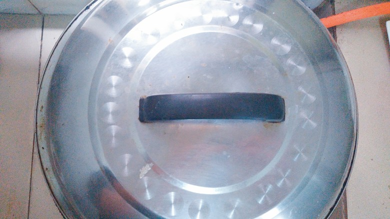 香芋蒸排骨,盖上锅盖,大火蒸,上气后蒸30分钟!