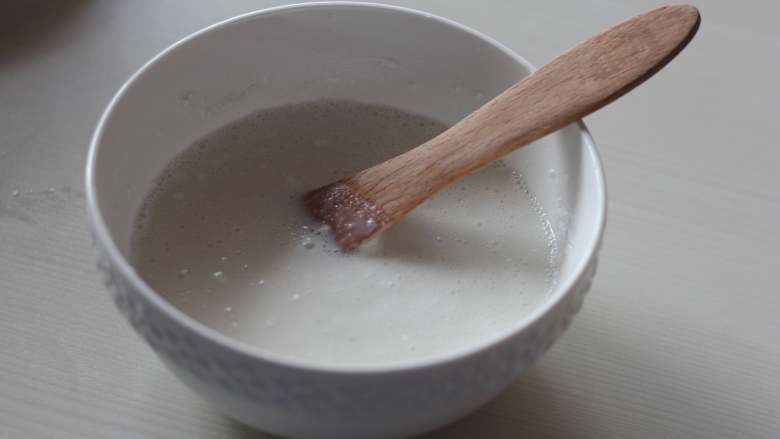 肉松麻薯蛋黄酥,倒入温热的<a style='color:red;display:inline-block;' href='/shicai/ 219'>牛奶</a>,边倒边搅拌。混合均匀后放入蒸锅,大火蒸15分钟。