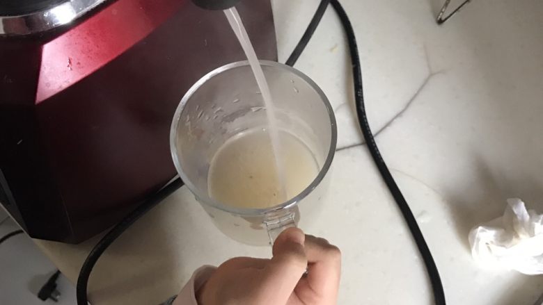 银耳雪梨浓汤,十分钟浓汤就热腾腾的做好了,丝滑细腻的口感,宝宝喝了好几杯