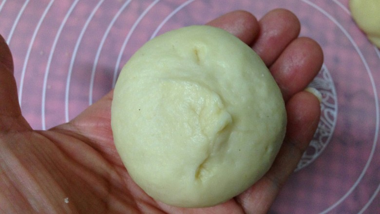 花朵在餐桌绽放―花朵椰蓉包,慢慢封口包好