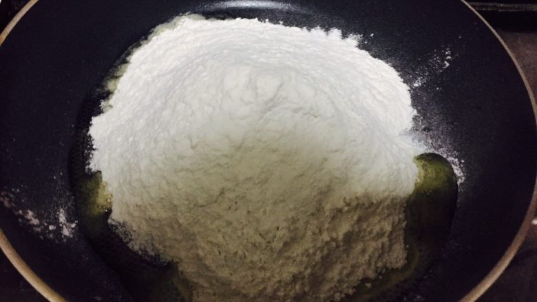 油茶,面粉称好后,炒锅放入一汤匙左右的油,烧热后加入面粉小火慢慢炒