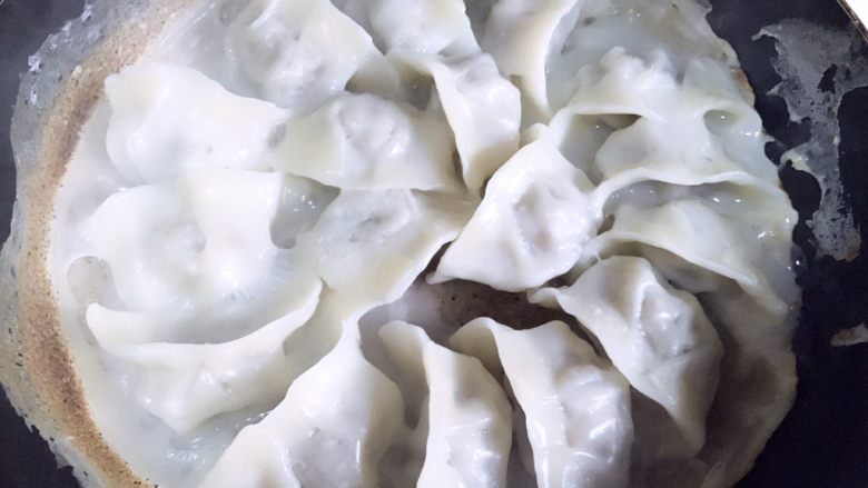 花边煎饺,水收干了就可以关火,先把周围一圈边铲一下,再出锅