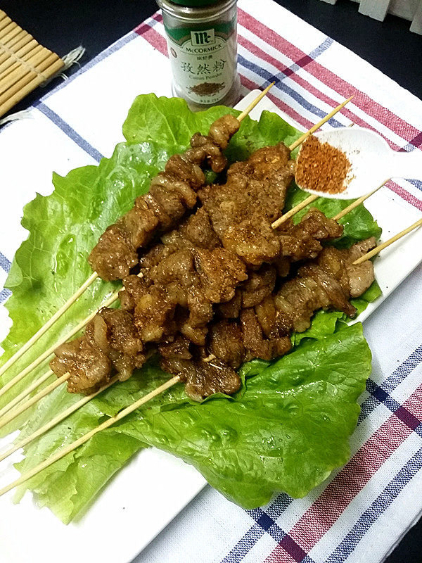 #微波炉美食#奥尔良孜然羊肉串,最后再根据自家口味：撒些孜然烤和辣椒面