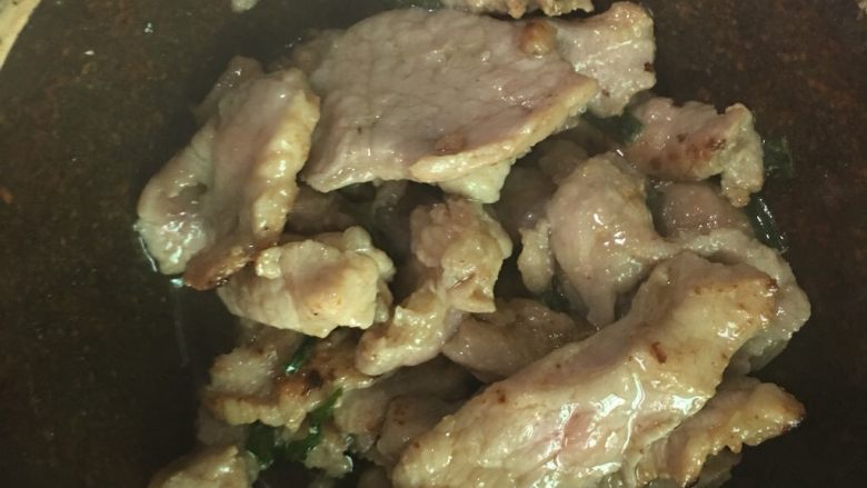 酸甜番茄焖瘦肉,炒到八成熟,出锅,备用