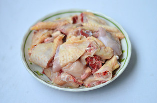 玉米三杯鸡,<a style='color:red;display:inline-block;' href='/shicai/ 1043'>三黄鸡</a>洗净斩成小块