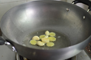 玉米三杯鸡,锅里倒入食用油,放入姜、蒜爆香