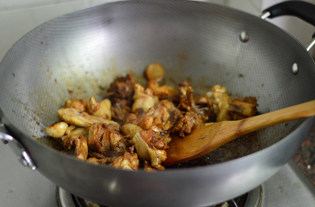 玉米三杯鸡,倒入<a style='color:red;display:inline-block;' href='/shicai/ 692'>酱油</a>,炒至上色