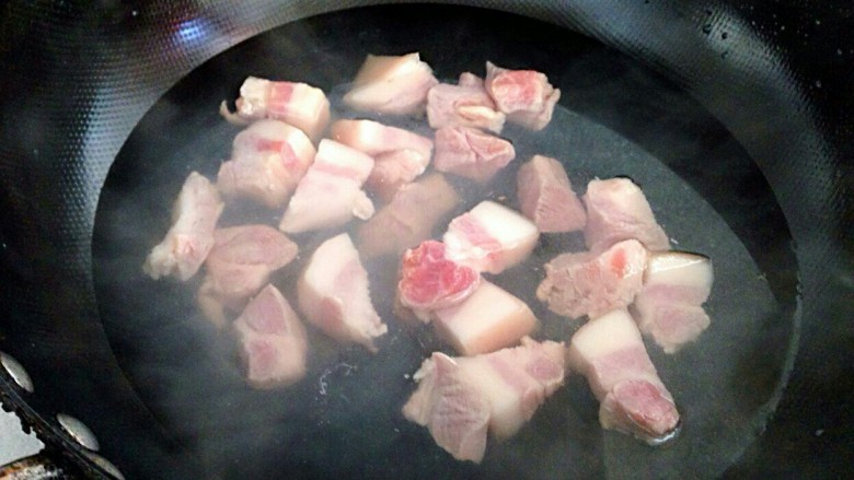 红烧肉+山药,凉水下锅,烧开水开1分钟后捞出肉