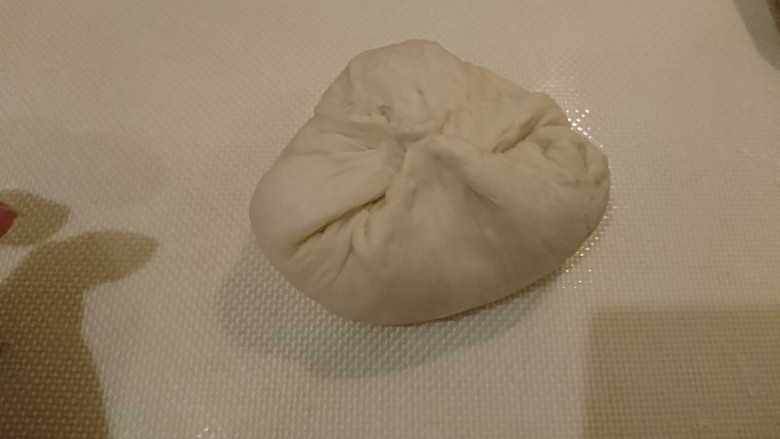 米淋土司,分割好的小面團,四角抓起捏緊