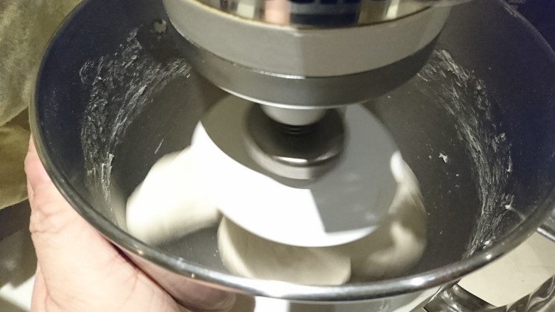 米淋土司,中速攪拌至看不到無鹽奶油,然後高速攪拌到出膜!