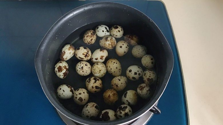 五香迷你茶叶蛋,锅里放水放入鹌鹑蛋煮熟,水开后煮10分钟即可