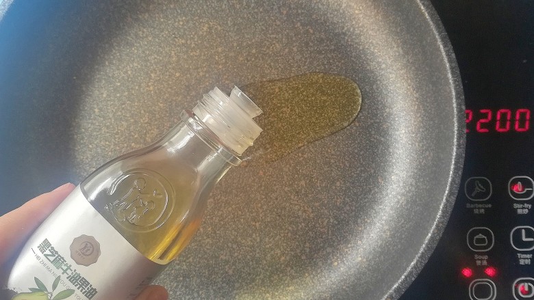 #宝宝辅食#苔香土豆太阳蛋,起锅倒入黑芝麻牛油果油