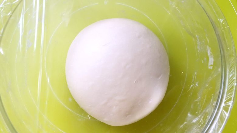 蜂蜜小餐包(中种),将面团揉光滑,盖保鲜膜,放在暖和的地方发酵至两倍大,我是放在暖气旁边,盖厚被发酵了50分钟