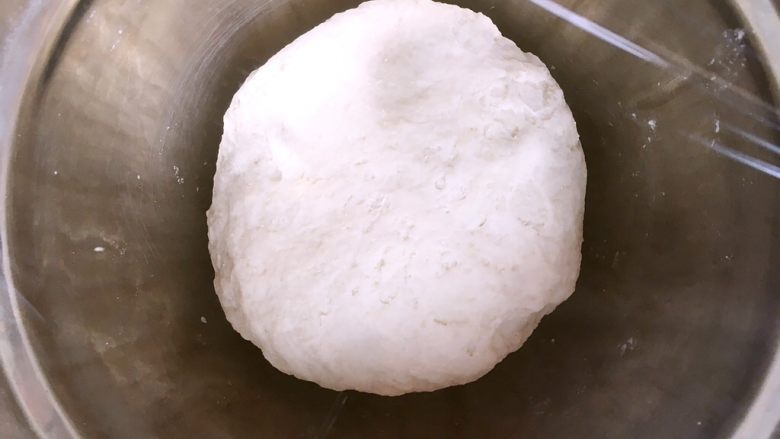 蜂蜜小餐包(中种),之后揉成面团,盖保鲜膜松弛半个小时