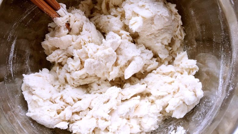 蜂蜜小餐包(中种),提前一天做酵头,酵头需要发酵12个小时,以上,我是头一天中午做的,将酵头材料全部放到盆内,用筷子和成棉絮状